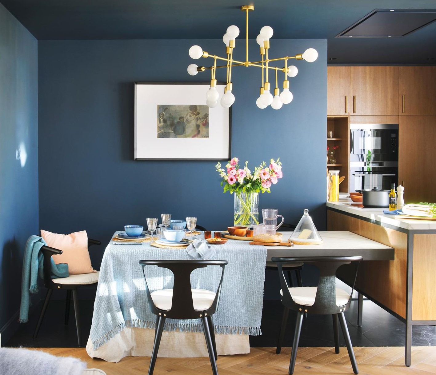 دیوار آبی سالن غذاخوری