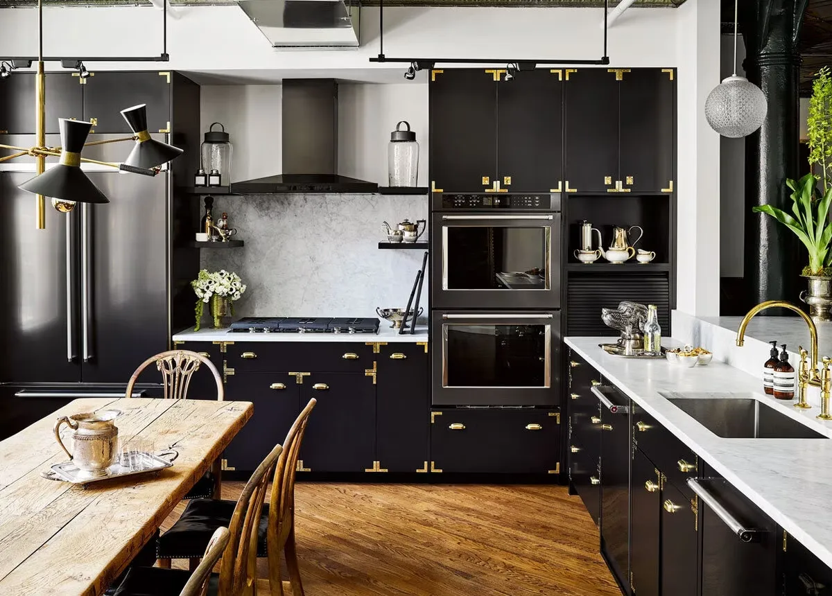 کابینت آشپزخانه مشکی کلاسیک با قطعات برنجی