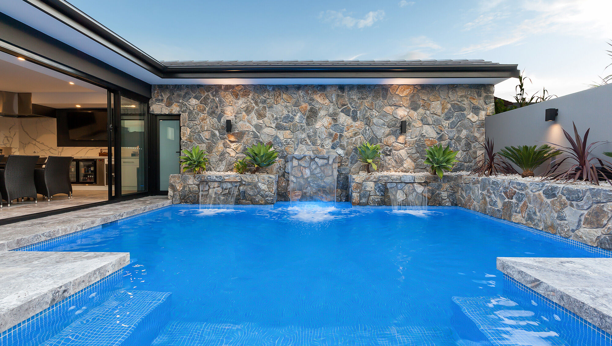 نوسازی استخر با طراحی مدرن