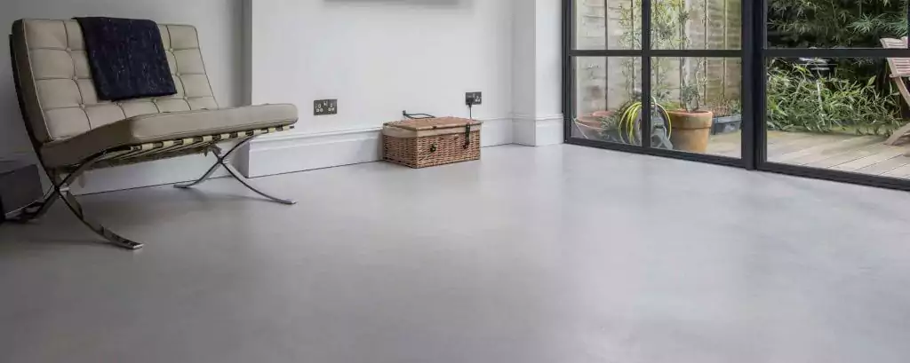 فضای نشیمن با کف میکروسمنت و مبلمان چوبی