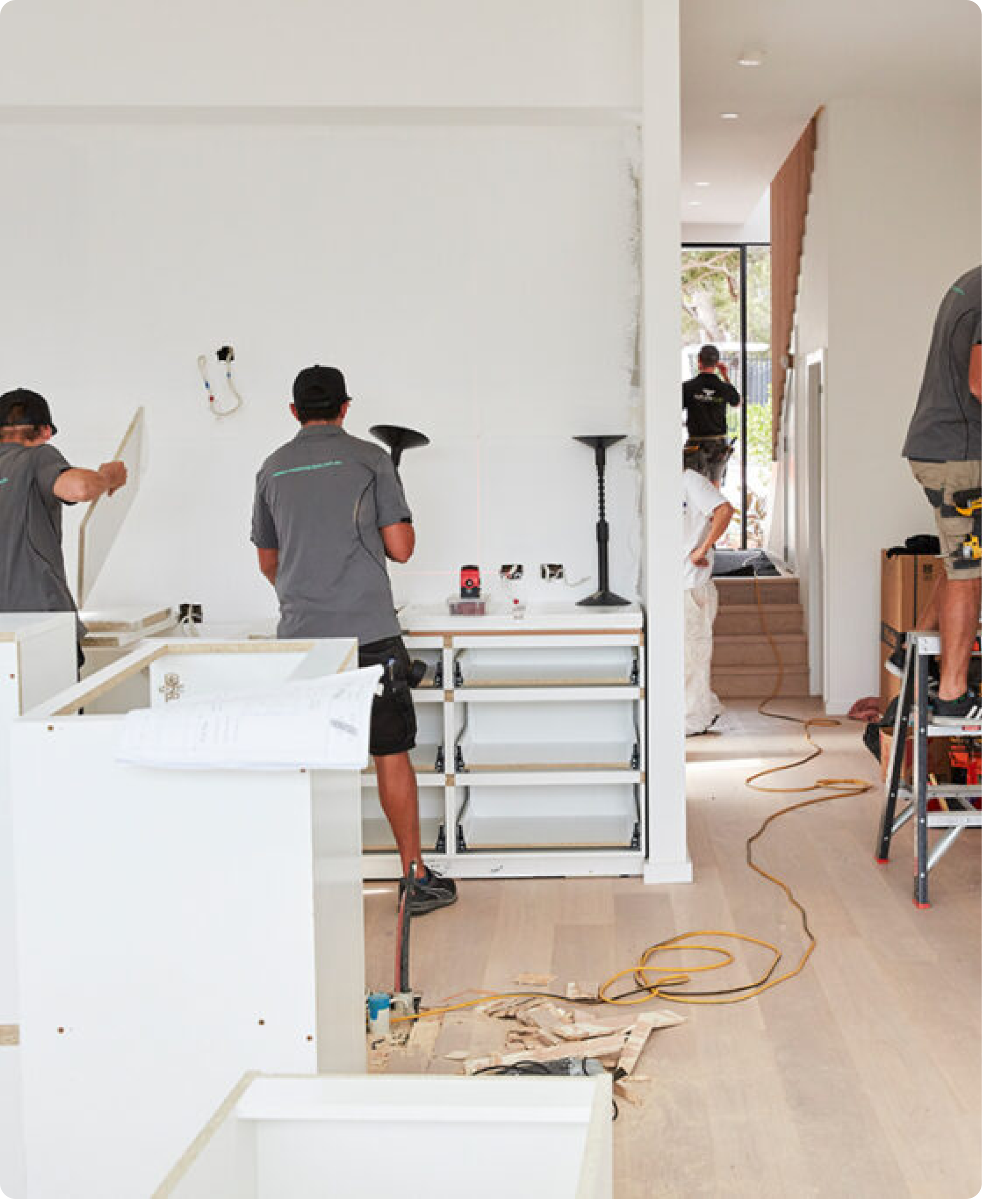 در حال بازسازی کردن خانه